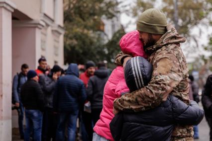 Челябинск. 35 молодых парней и опытных бойцов из Челябинска отправляются на обучение и боевое слаживание на базу в Елани, Свердловская область. Президент РФ Владимир Путин 21 сентября подписал указ о проведении в стране частичной мобилизации.