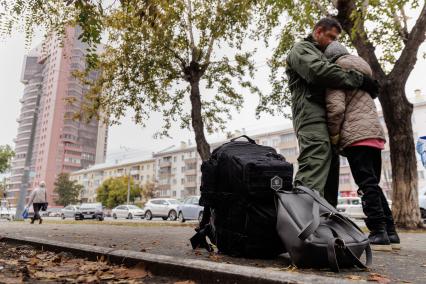 Челябинск. 35 молодых парней и опытных бойцов из Челябинска отправляются на обучение и боевое слаживание на базу в Елани, Свердловская область. Президент РФ Владимир Путин 21 сентября подписал указ о проведении в стране частичной мобилизации.