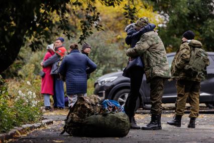 Челябинск. 35 молодых парней и опытных бойцов из Челябинска отправляются на обучение и боевое слаживание на базу в Елани, Свердловская область. Президент РФ Владимир Путин 21 сентября подписал указ о проведении в стране частичной мобилизации.