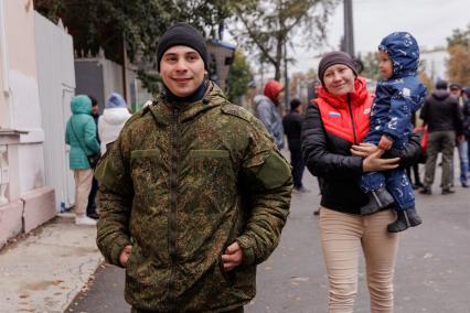 Челябинск. 35 молодых парней и опытных бойцов из Челябинска отправляются на обучение и боевое слаживание на базу в Елани, Свердловская область. Президент РФ Владимир Путин 21 сентября подписал указ о проведении в стране частичной мобилизации.