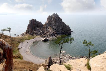 Иркутская область. о.Ольхон. Вид на скалу Шаманка, расположенную на мысу Бурхан.