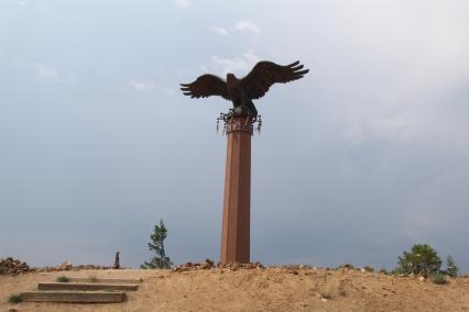 Иркутская область. о. Ольхон. Памятник орлу у озера Байкал.