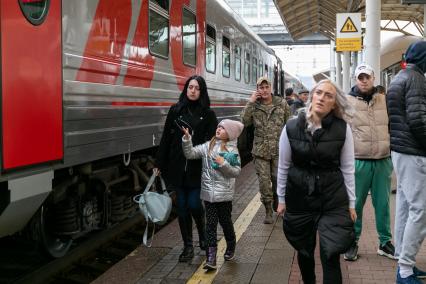 Красноярск. Проводы мобилизованных мужчин, призванных на военную службу в ходе частичной мобилизации, на вокзале перед отправкой. Президент РФ Владимир Путин 21 сентября подписал указ о проведении в стране частичной мобилизации.