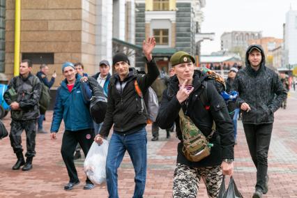 Красноярск. Мужчины, призванные на военную службу в ходе частичной мобилизации, на вокзале перед отправкой специальным поездом. Президент РФ Владимир Путин 21 сентября подписал указ о проведении в стране частичной мобилизации.