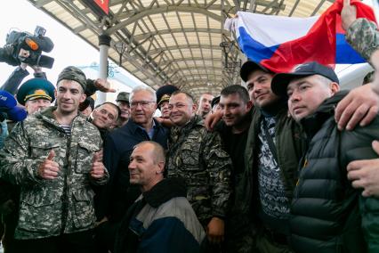 Красноярск. Губернатор Красноярского края Александр Усс (третий слева) во время проводов мужчин, призванных на военную службу в ходе частичной мобилизации, на вокзале перед отправкой. Президент РФ Владимир Путин 21 сентября подписал указ о проведении в стране частичной мобилизации.