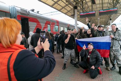 Красноярск. Мужчины, призванные на военную службу в ходе частичной мобилизации, на вокзале перед отправкой специальным поездом. Президент РФ Владимир Путин 21 сентября подписал указ о проведении в стране частичной мобилизации.