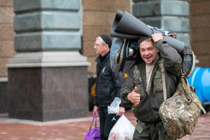 Красноярск. Мужчины, призванные на военную службу в ходе частичной мобилизации, на вокзале перед отправкой специальным поездом. Президент РФ Владимир Путин 21 сентября подписал указ о проведении в стране частичной мобилизации.