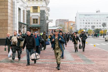 Красноярск. Мужчины, призванные на военную службу в ходе частичной мобилизации, на вокзале перед отправкой специальным поездом. Президент РФ Владимир Путин 21 сентября подписал указ о проведении в стране частичной мобилизации.