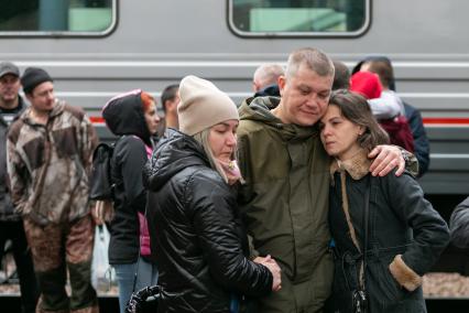 Красноярск. Проводы мобилизованных мужчин, призванных на военную службу в ходе частичной мобилизации, на вокзале перед отправкой. Президент РФ Владимир Путин 21 сентября подписал указ о проведении в стране частичной мобилизации.