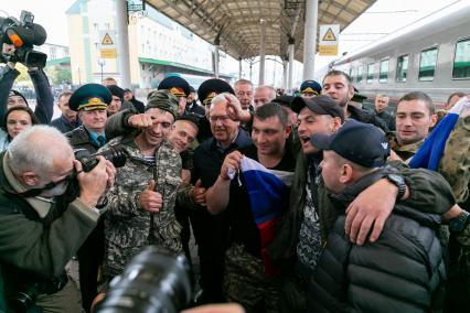 Красноярск. Губернатор Красноярского края Александр Усс (в центре) во время проводов мужчин, призванных на военную службу в ходе частичной мобилизации, на вокзале перед отправкой. Президент РФ Владимир Путин 21 сентября подписал указ о проведении в стране частичной мобилизации.