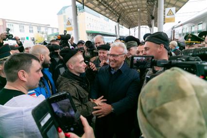 Красноярск. Губернатор Красноярского края Александр Усс (в центре) во время проводов мужчин, призванных на военную службу в ходе частичной мобилизации, на вокзале перед отправкой. Президент РФ Владимир Путин 21 сентября подписал указ о проведении в стране частичной мобилизации.