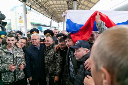 Красноярск. Губернатор Красноярского края Александр Усс (третий слева) во время проводов мужчин, призванных на военную службу в ходе частичной мобилизации, на вокзале перед отправкой. Президент РФ Владимир Путин 21 сентября подписал указ о проведении в стране частичной мобилизации.