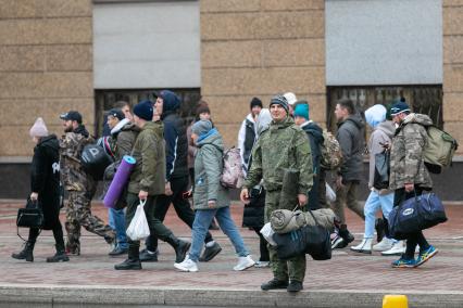 Красноярск. Мужчины, призванные на военную службу в ходе частичной мобилизации, на вокзале перед отправкой специальным поездом. Президент РФ Владимир Путин 21 сентября подписал указ о проведении в стране частичной мобилизации.