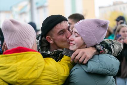 Красноярск. Проводы мобилизованных мужчин, призванных на военную службу в ходе частичной мобилизации, на вокзале перед отправкой. Президент РФ Владимир Путин 21 сентября подписал указ о проведении в стране частичной мобилизации.