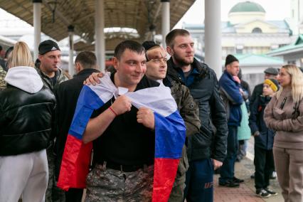 Красноярск. Мужчины, призванные на военную службу в ходе частичной мобилизации, на вокзале перед отправкой специальным поездом. Президент РФ Владимир Путин 21 сентября подписал указ о проведении в стране частичной мобилизации.