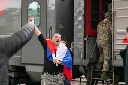 Красноярск. Мужчины, призванные на военную службу в ходе частичной мобилизации, на вокзале перед отправкой специальным поездом. Президент РФ Владимир Путин 21 сентября подписал указ о проведении в стране частичной мобилизации.