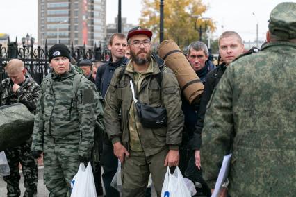 Красноярск. Мужчины, призванные на военную службу в ходе частичной мобилизации, на вокзале перед отправкой специальным поездом. Президент РФ Владимир Путин 21 сентября подписал указ о проведении в стране частичной мобилизации.