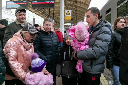 Красноярск. Проводы мобилизованных мужчин, призванных на военную службу в ходе частичной мобилизации, на вокзале перед отправкой. Президент РФ Владимир Путин 21 сентября подписал указ о проведении в стране частичной мобилизации.