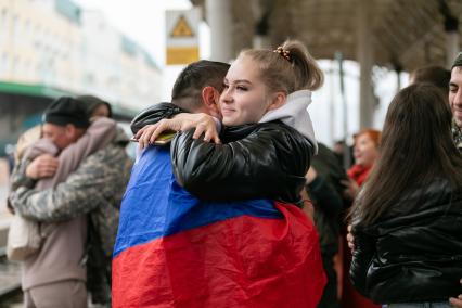 Красноярск. Проводы мобилизованных мужчин, призванных на военную службу в ходе частичной мобилизации, на вокзале перед отправкой. Президент РФ Владимир Путин 21 сентября подписал указ о проведении в стране частичной мобилизации.