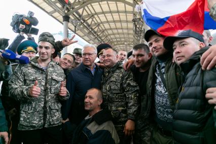 Красноярск. Губернатор Красноярского края Александр Усс (третий слева) во время проводов мужчин, призванных на военную службу в ходе частичной мобилизации, на вокзале перед отправкой. Президент РФ Владимир Путин 21 сентября подписал указ о проведении в стране частичной мобилизации.