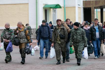 Красноярск. Мужчины, призванные на военную службу в ходе частичной мобилизации, на вокзале перед отправкой специальным поездом. Президент РФ Владимир Путин 21 сентября подписал указ о проведении в стране частичной мобилизации.