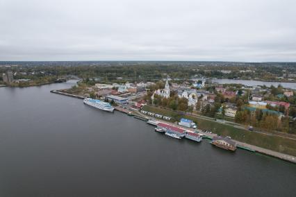 Ивановская область. г.Кинешма. Вид на набережную и Троицко-Успенский собор.