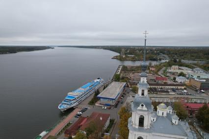 Ивановская область. г.Кинешма. Вид на набережную и Троицко-Успенский собор.