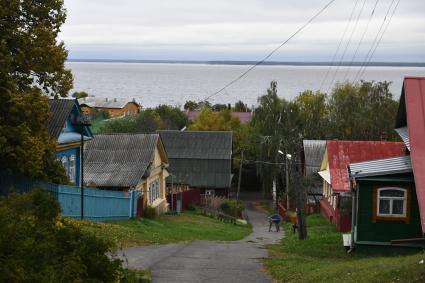 Ивановская область. г.Юрьевец. Вид на жилые дома и Волгу.