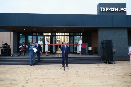 Владивосток. Генеральный директор корпорации «ТУРИЗМ.РФ» Сергей Суханов на церемонии открытия павильона `ТУРИЗМ.РФ` на выставке `Улица Дальнего Востока` в первый день работы Восточного экономического форума-2022.