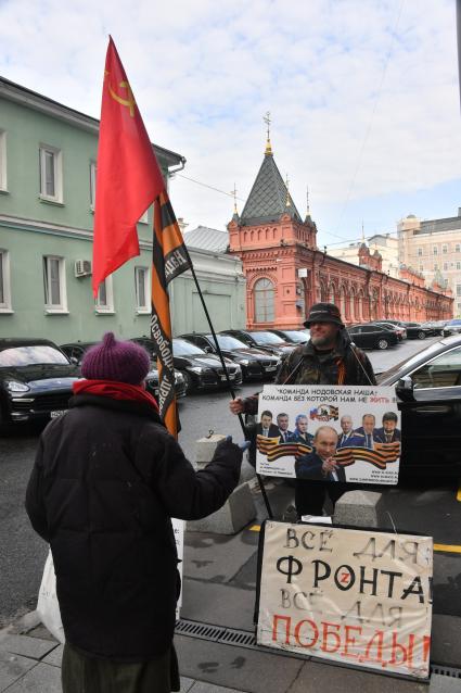 Москва. Участник Национально-освободительного движения (НОД) с плакатами и флагами в центре города.