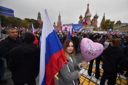 Москва. Зрители на митинге-концерте в поддержку присоединения к России ЛНР, ДНР, Херсонской и Запорожской областей на Красной площади.