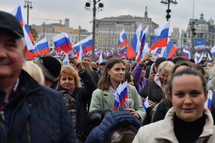 Москва. Зрители на митинге-концерте в поддержку присоединения к России ЛНР, ДНР, Херсонской и Запорожской областей на Красной площади.