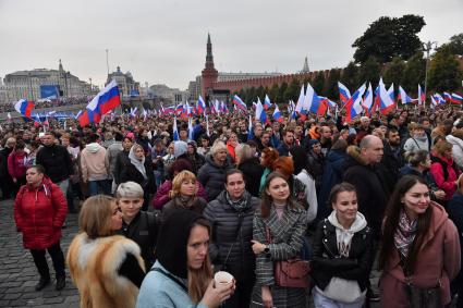 Москва. Зрители на митинге-концерте в поддержку присоединения к России ЛНР, ДНР, Херсонской и Запорожской областей на Красной площади.