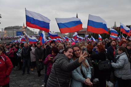 Москва. Зрители на митинге-концерте в поддержку присоединения к России ЛНР, ДНР, Херсонской и Запорожской областей на Красной площади.