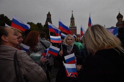 Москва. Зрители на митинге-концерте в поддержку присоединения к России ЛНР, ДНР, Херсонской и Запорожской областей на Красной площади.