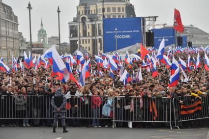 Москва. Зрители на митинге-концерте в поддержку присоединения к России ЛНР, ДНР, Херсонской и Запорожской областей на Красной площади.