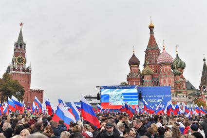 Москва. Зрители на митинге-концерте в поддержку присоединения к России ЛНР, ДНР, Херсонской и Запорожской областей на Красной площади.