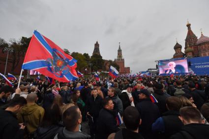 Москва. Зрители на митинге-концерте в поддержку присоединения к России ЛНР, ДНР, Херсонской и Запорожской областей на Красной площади.