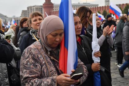 Москва. Участники митинг-концерта в поддержку присоединения к России ЛНР, ДНР, Херсонской и Запорожской областей на Красной площади.