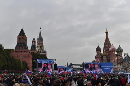 Москва. Зрители на митинге-концерте в поддержку присоединения к России ЛНР, ДНР, Херсонской и Запорожской областей на Красной площади.