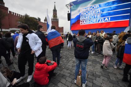 Москва. Зрители на митинге-концерте в поддержку присоединения к России ЛНР, ДНР, Херсонской и Запорожской областей на Красной площади.