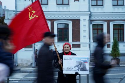 Самара. Женщина во время патриотической акции в поддержку итогов референдумов, состоявшихся в Донецкой и Луганской Народных республиках, Херсонской и Запорожской областях.