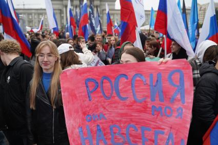 Самара. Люди на площади Куйбышева во время патриотической акции в поддержку итогов референдумов, состоявшихся в Донецкой и Луганской Народных республиках, Херсонской и Запорожской областях.