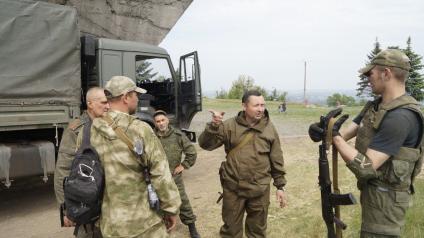 Луганская область. Бойцы добровольческого батальона БАРС-13 с комбатом Сергеем Фомченковым на позициях под Кременной.