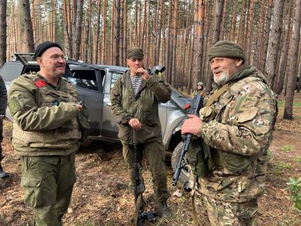 Луганская область. Бойцы добровольческого батальона БАРС-13 с позывными `Любер` (слева), `Людоед` и `Старый` (справа) на позициях под Кременной.