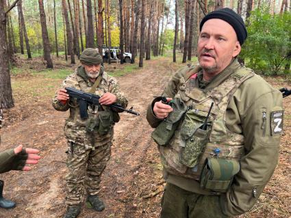 Луганская область. Бойцы добровольческого батальона БАРС-13 с позывными `Любер` (справа) и `Старый` на позициях под Кременной.