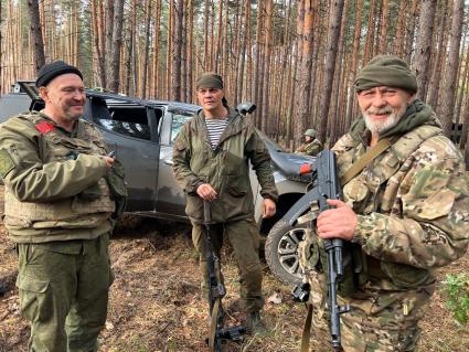 Луганская область. Бойцы добровольческого батальона БАРС-13 с позывными `Любер` (слева), `Людоед` и `Старый` (справа) на позициях под Кременной.