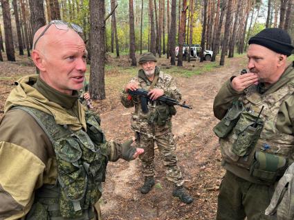 Луганская область. Бойцы добровольческого батальона БАРС-13 с позывными `Кудесник` (слева), `Старый` и `Любер` (справа) на позициях под Кременной.