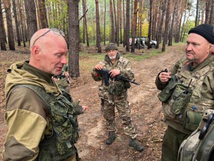 Луганская область. Бойцы добровольческого батальона БАРС-13 с позывными `Кудесник` (слева), `Старый` и `Любер` (справа) на позициях под Кременной.