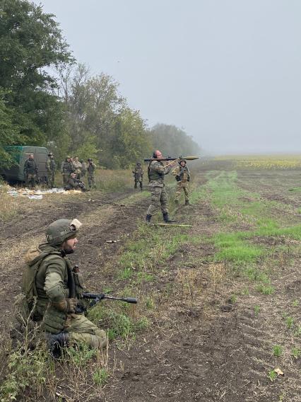 Донецкая область. Бойцы батальона `Восток` ДНР на стрельбище под Угледаром.